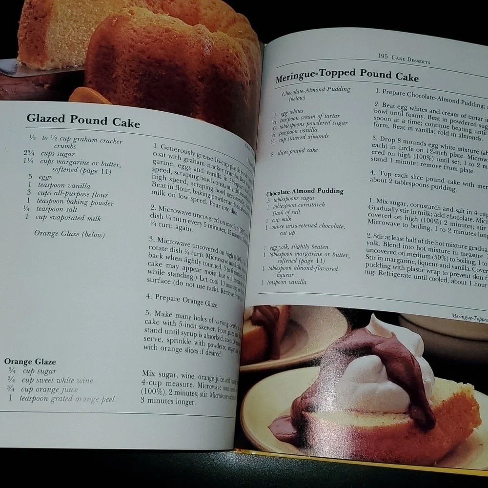 Vintage‎ Betty Crocker's microwave cookbook circa 1981 Hardcover about 280 pages